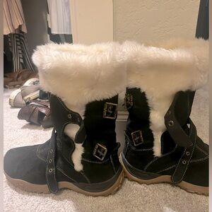 Cozy winter boots with faux fur lining. Almost new